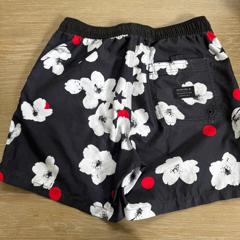 QUIKSILVER VOLLEY men’s black & white floral print swim shorts trunks size SMALL - Picture 3 of 4